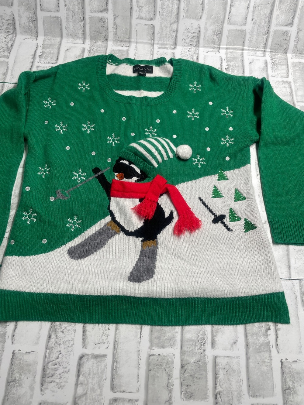Blizzard Bay Green Penguin Ski Holiday Sweater Red Scarf Size XL. Preowned pills